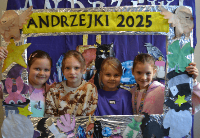 uczniowie uczestniczący we wróżbach andrzejowych