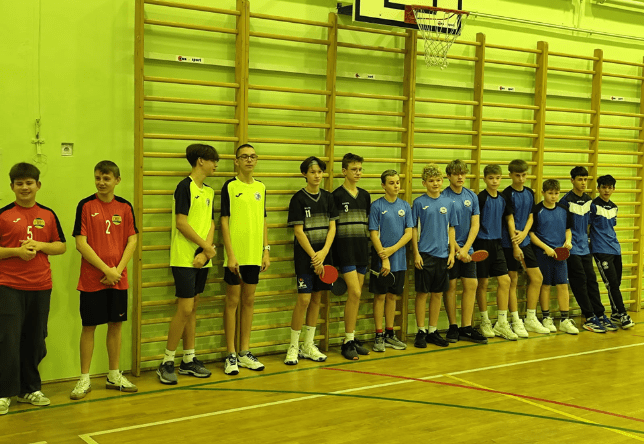 Uczniowie biorący udział w Mistrzostwach Gminy Kozienice szkół podstawowych w tenisie stołowym chłopców