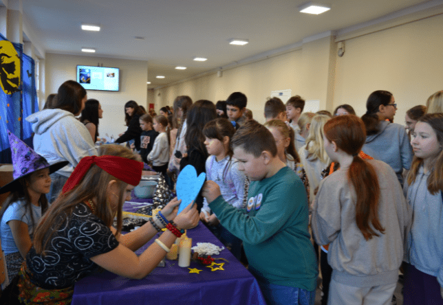 uczniowie uczestniczący we wróżbach andrzejkowych
