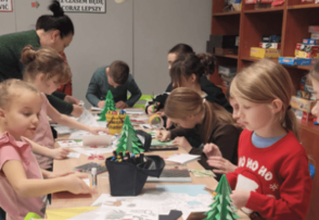 Uczniowie podczas wykonywania kartek świątecznych.