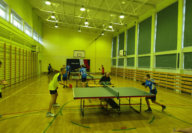 Uczniowie biorący udział w Mistrzostwach Gminy Kozienice szkół podstawowych w tenisie stołowym chłopców