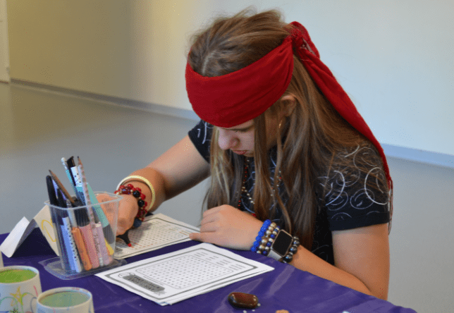 uczniowie uczestniczący we wróżbach andrzejkowych