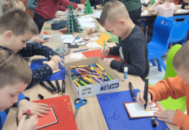 Uczniowie podczas wykonywania kartek świątecznych.