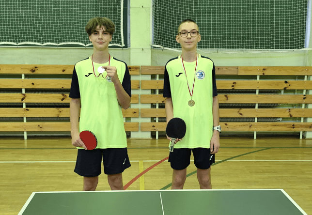 Uczniowie biorący udział w Mistrzostwach Gminy Kozienice szkół podstawowych w tenisie stołowym chłopców