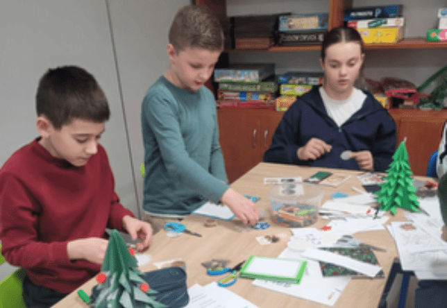 Uczniowie podczas wykonywania kartek świątecznych.