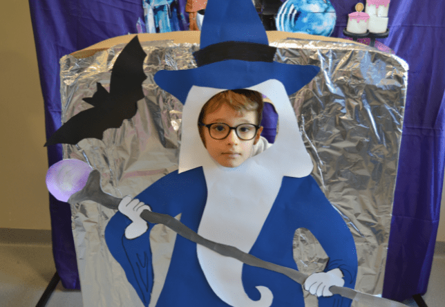 uczniowie uczestniczący we wróżbach andrzejkowych