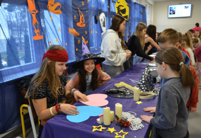 uczniowie uczestniczący we wróżbach andrzejkowych