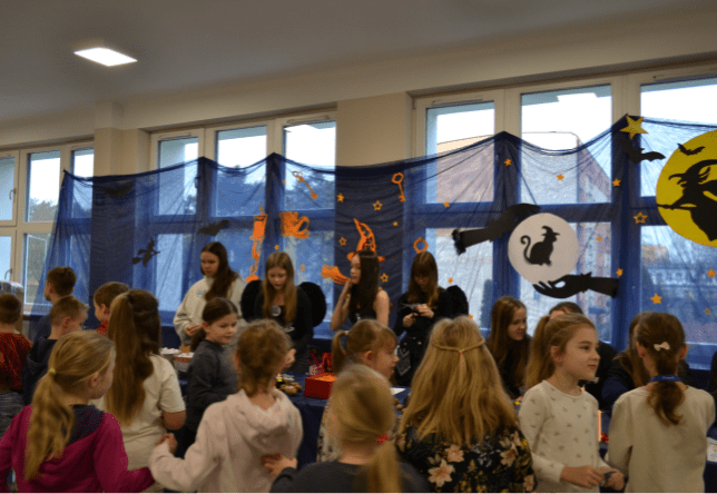 uczniowie uczestniczący we wróżbach andrzejkowych
