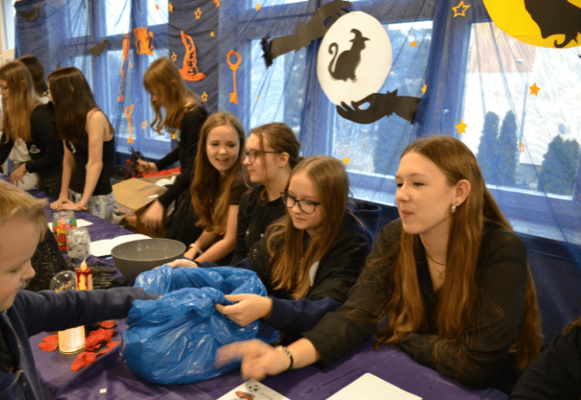 uczniowie uczestniczący we wróżbach andrzejkowych