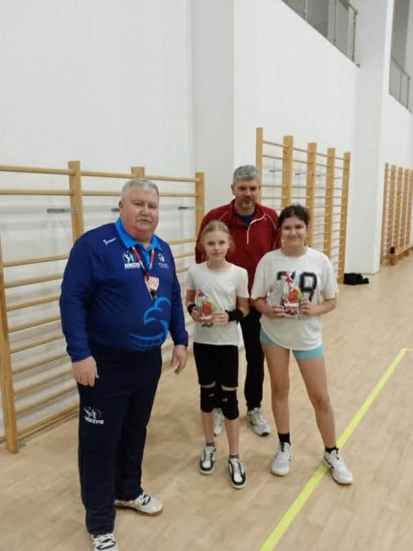 Trenerzy ze szkolnymi siatkarkami