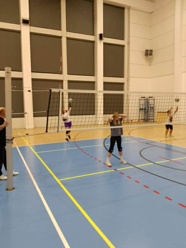 Uczennice grające w siatkówkę