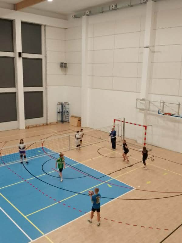 Uczennice grające w siatkówkę