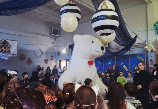 Zabawa uczniów podczas balu karnawałowego 