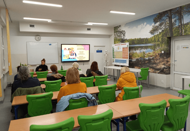 Uczniowie i rodzice biorący udział w warsztatach z doradcą zawodowym z Poradni Psychologiczno-Pedagogicznej w Kozienicach