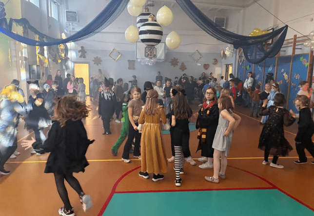 Zabawa uczniów podczas balu karnawałowego 