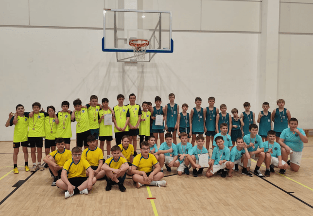 Uczniowie biorący udział w zawodach sportowych w piłce koszykowej chłopców z klas V i VI na szczeblu gminy