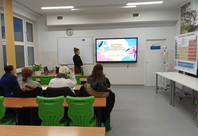 Uczniowie i rodzice biorący udział w warsztatach z doradcą zawodowym z Poradni Psychologiczno-Pedagogicznej w Kozienicach