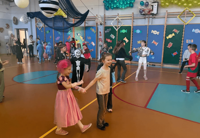 Zabawa uczniów podczas balu karnawałowego 