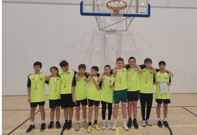 Uczniowie biorący udział w zawodach sportowych w piłce koszykowej chłopców z klas V i VI na szczeblu gminy