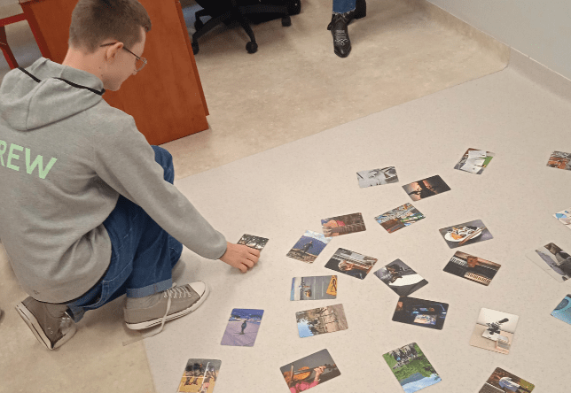 Uczniowie i rodzice biorący udział w warsztatach z doradcą zawodowym z Poradni Psychologiczno-Pedagogicznej w Kozienicach
