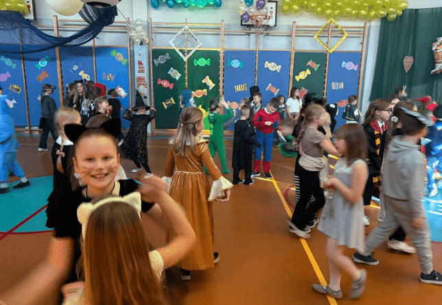 Zabawa uczniów podczas balu karnawałowego 