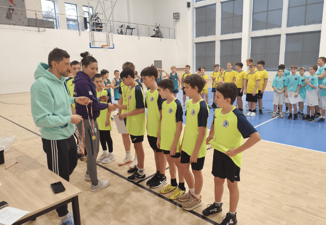 Uczniowie biorący udział w zawodach sportowych w piłce koszykowej chłopców z klas V i VI na szczeblu gminy