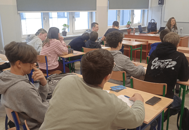 Uczniowie i rodzice biorący udział w warsztatach z doradcą zawodowym z Poradni Psychologiczno-Pedagogicznej w Kozienicach