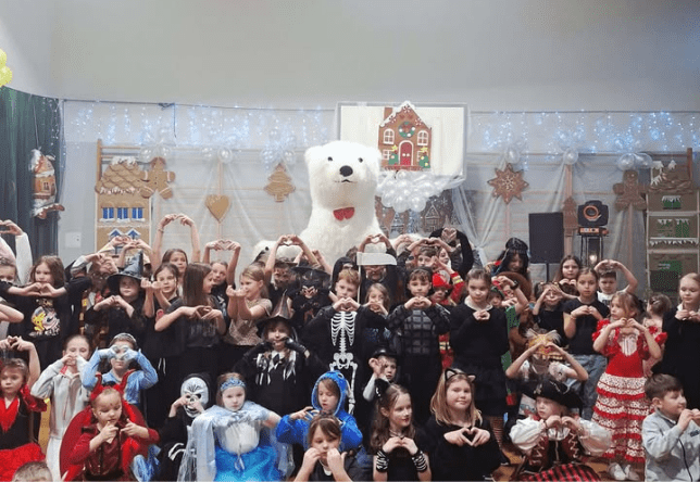 Zabawa uczniów podczas balu karnawałowego 