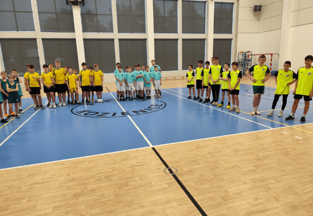 Uczniowie biorący udział w zawodach sportowych w piłce koszykowej chłopców z klas V i VI na szczeblu gminy