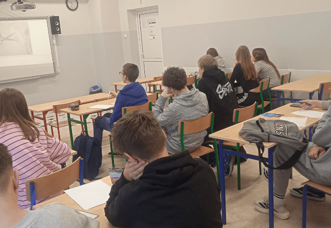Uczniowie i rodzice biorący udział w warsztatach z doradcą zawodowym z Poradni Psychologiczno-Pedagogicznej w Kozienicach