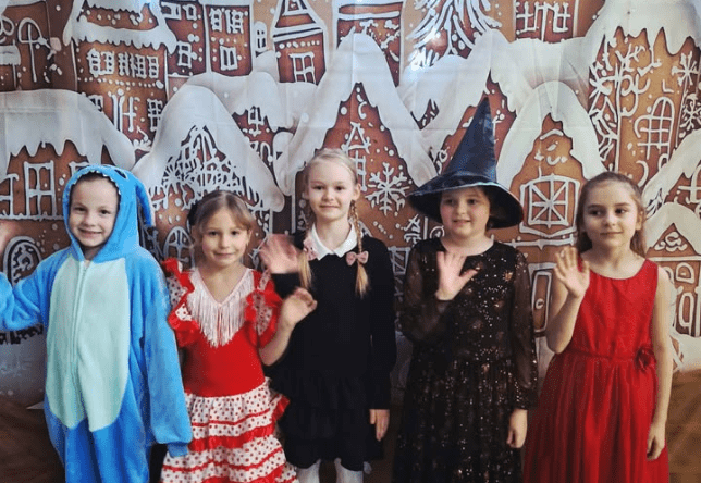 Zabawa uczniów podczas balu karnawałowego 