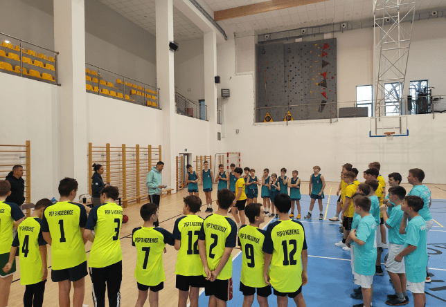 Uczniowie biorący udział w zawodach sportowych w piłce koszykowej chłopców z klas V i VI na szczeblu gminy