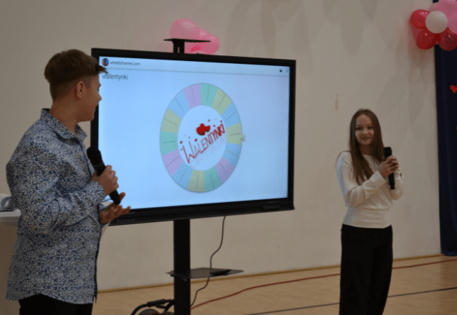 Udział uczniów w akademii walentynkowej