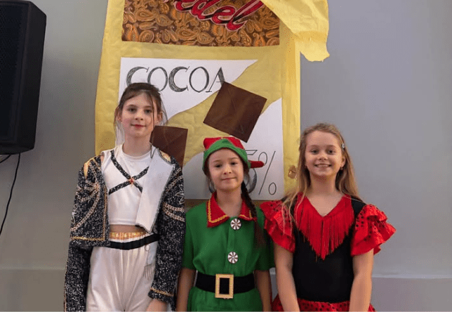 Zabawa uczniów podczas balu karnawałowego 