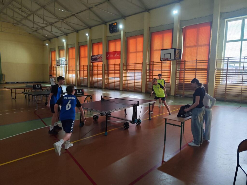 Rozgrywki chłopców w tenisa stołowego