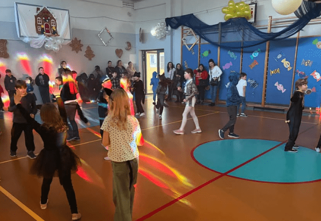 Zabawa uczniów podczas balu karnawałowego 