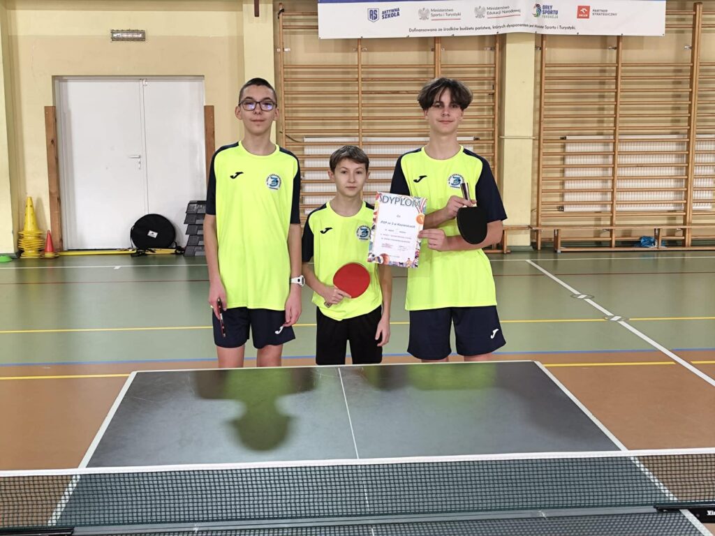 Uczniowie odbierają dyplom - I miejsce