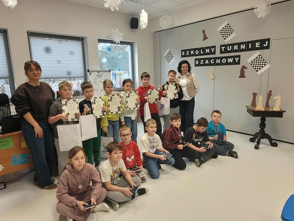 wszyscy uczestnicy i nagrodzeni w turnieju szachowym