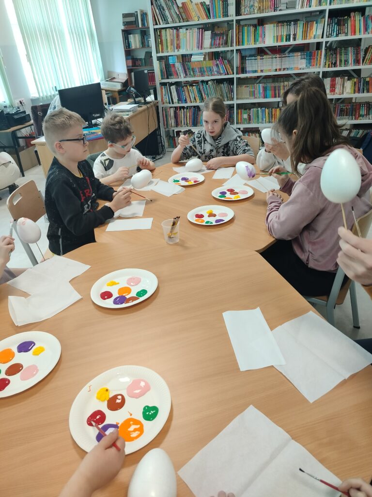 Uczestnicy warsztatów malowania pisanek.