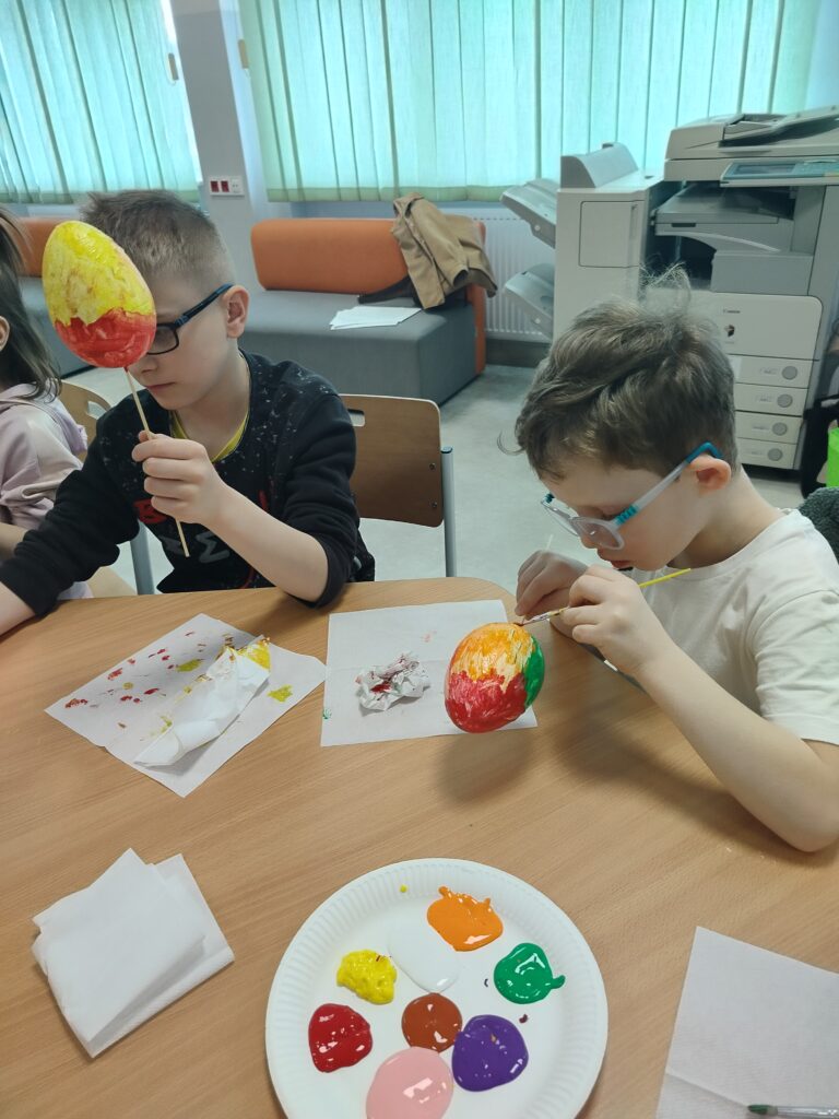 Uczestnicy warsztatów malowania pisanek.