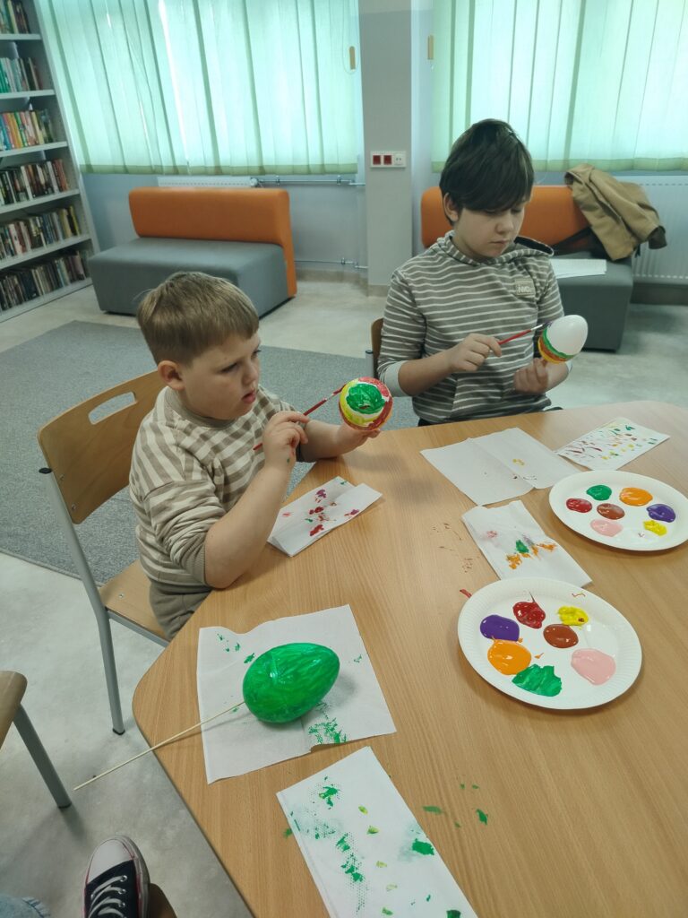 Uczestnicy warsztatów malowania pisanek.