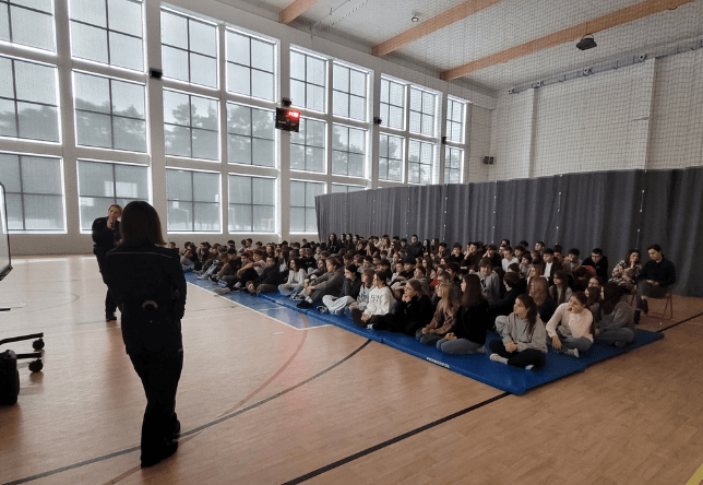 Uczniowie biorący udział w akcji Dzień Bezpiecznego Internetu