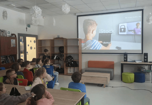 Uczniowie biorący udział w akcji Dzień Bezpiecznego Internetu