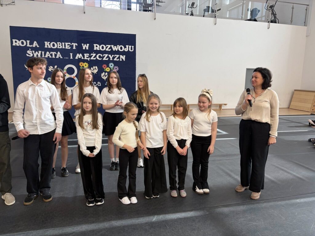 Uczniowie z panią dyrektor składają życzenia