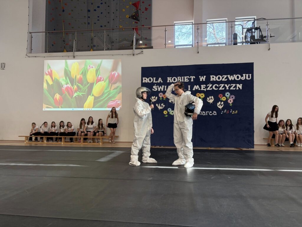 Chłopcy w roli  kosmitów