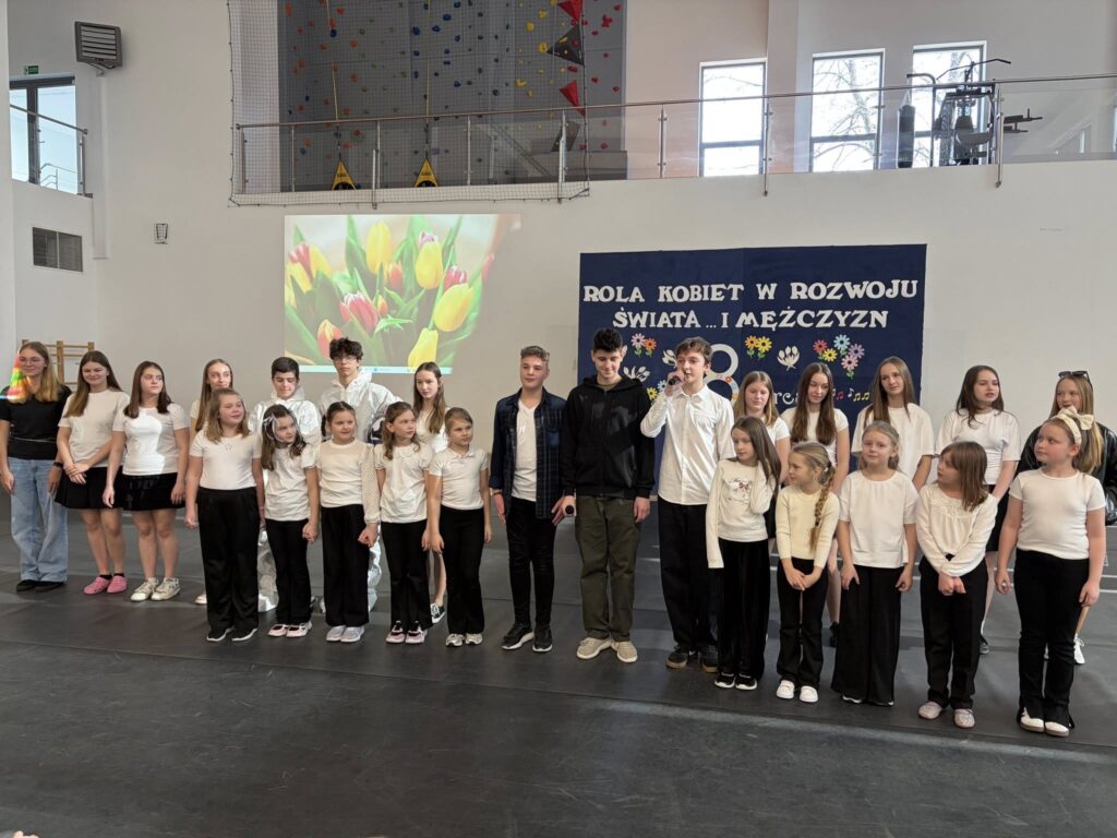 Uczniowie występujący w akademii