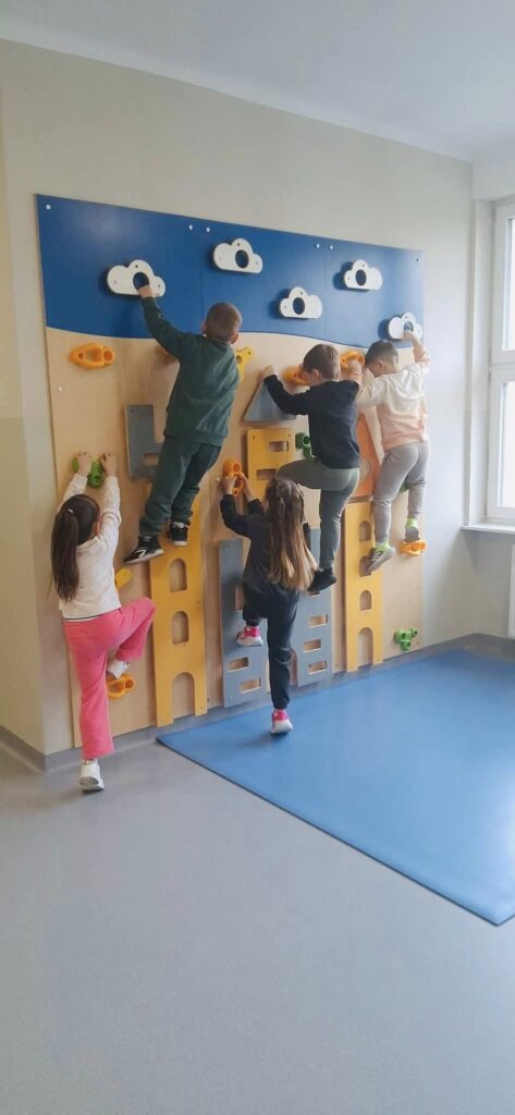 Przedszkolaki na  ściance wspinaczkowej