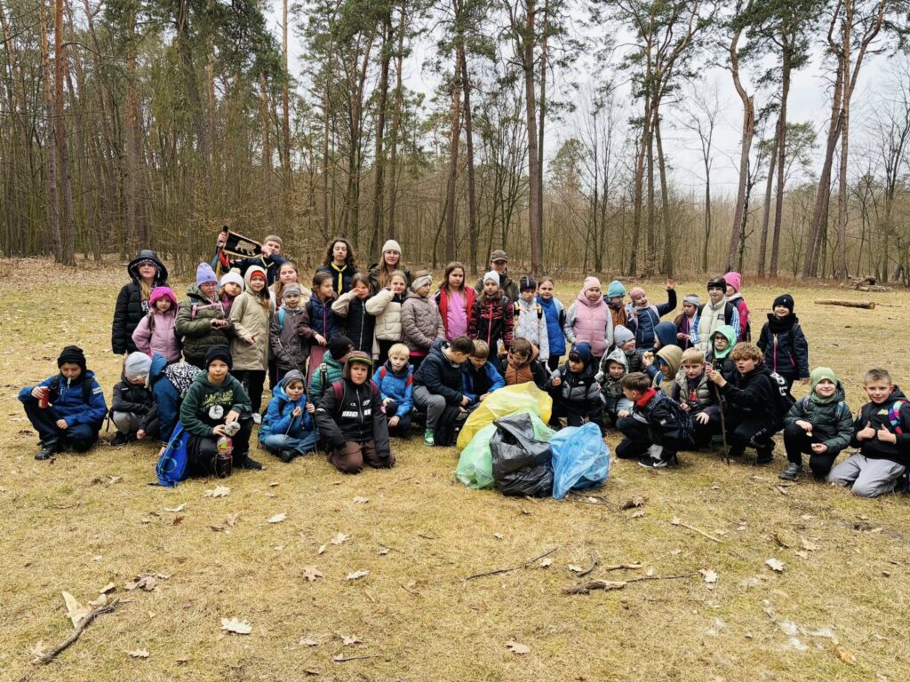 Uczniowie klasy 3a i 3b w lesie