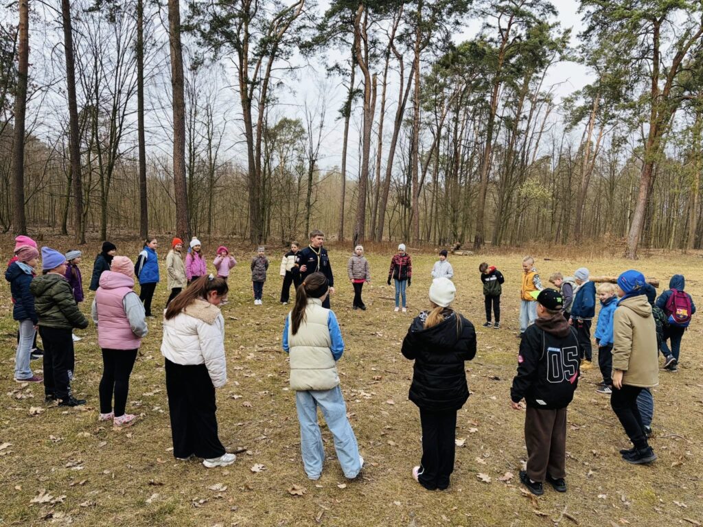 Uczniowie podczas zabaw w lesie