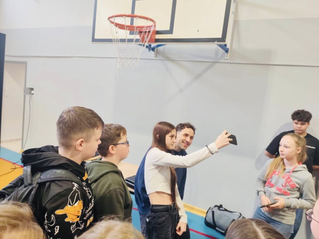 Uczniowie podczas spotkania z raperem